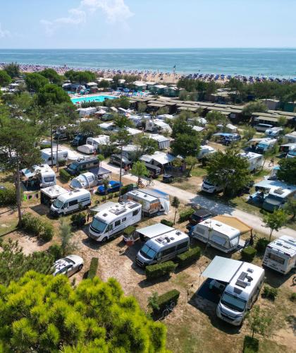 Campingplatz mit Wohnwagen nahe dem Meer und ausgestatteter Strand.